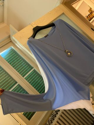 Maglia celeste con collana