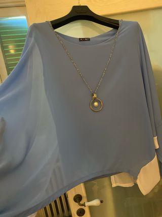 Maglia celeste con collana