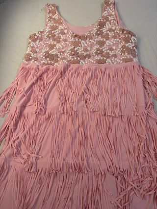 Vestido rosa con flecos y pedrería