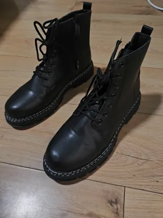 Botas negras con cordones, POLIURETANO Y PVC.