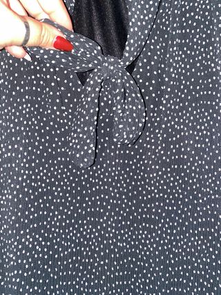 Vestito nero con pois bianchi e fiocco