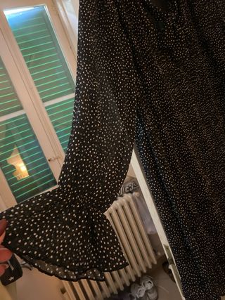 Vestito nero con pois bianchi e fiocco