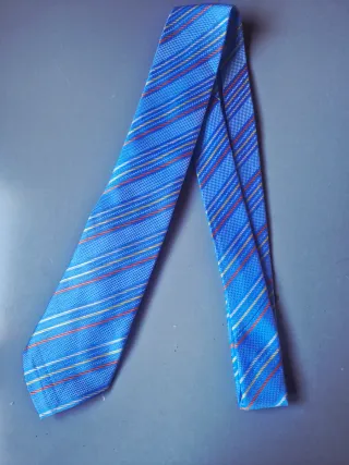 Corbata azul con rayas rojas y blancas