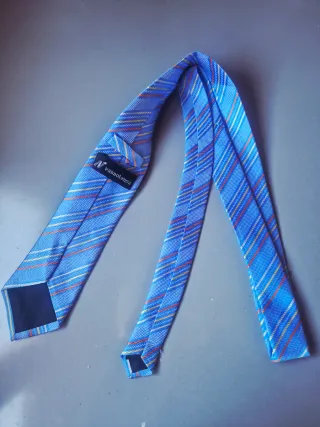 Corbata azul con rayas rojas y blancas