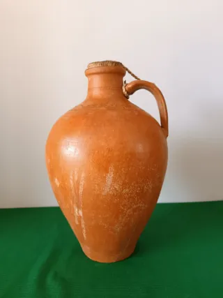 Cántara antigua con tapa de corcho