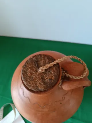 Cántara antigua con tapa de corcho