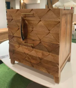 Mesita de madera de mango con 2 cajones. 