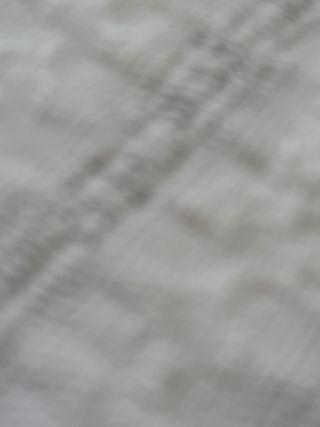 Ropa de mujer gris y blanca