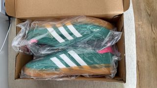 Adidas Gazelle Verde, Rosa y suelas en Marrón.