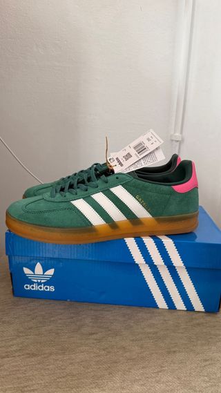 Adidas Gazelle Verde, Rosa y suelas en Marrón.