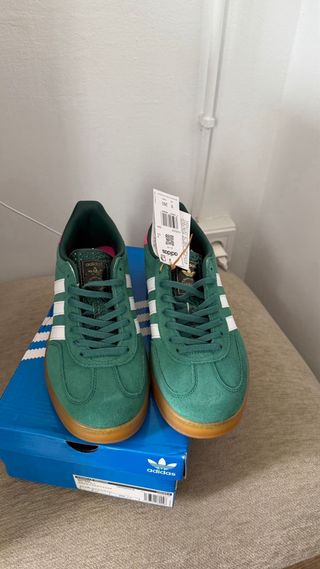 Adidas Gazelle Verde, Rosa y suelas en Marrón.