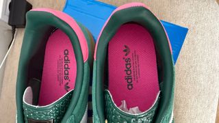 Adidas Gazelle Verde, Rosa y suelas en Marrón.