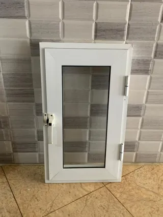 Ventana de aluminio blanca