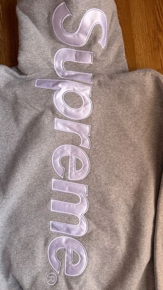 Sudadera Supreme Satin Applique FW25 Gris