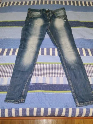 Pantalón vaquero desgastado