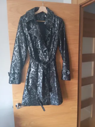 Gabardina negra y plateada