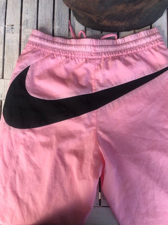 Pantalón corto Nike rosa con logo grande