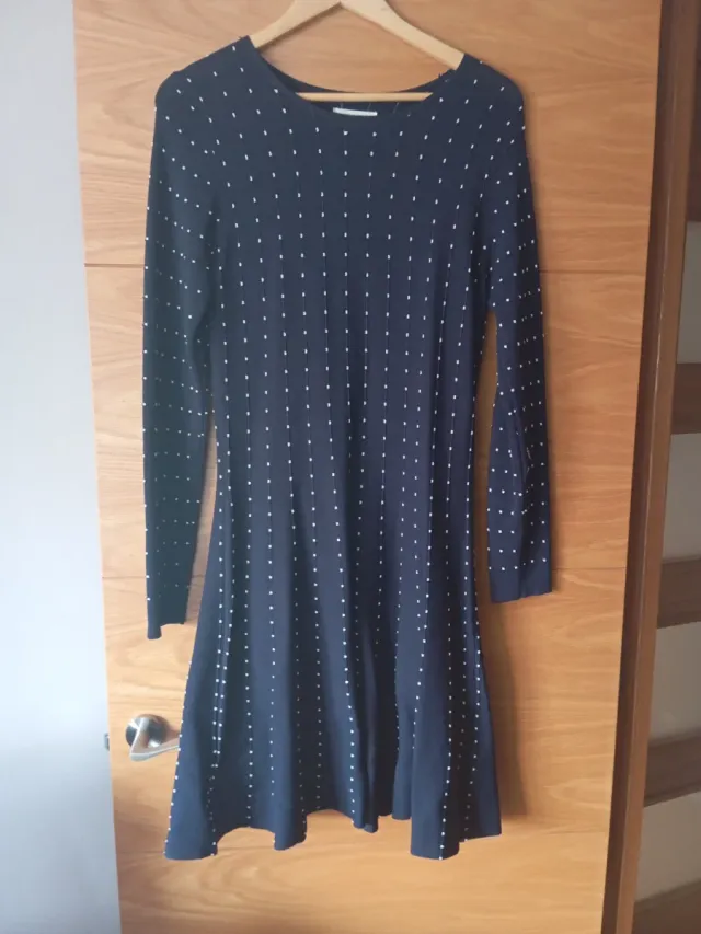 Vestido midi azul con lunares blancos