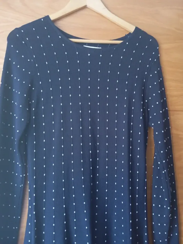 Vestido midi azul con lunares blancos