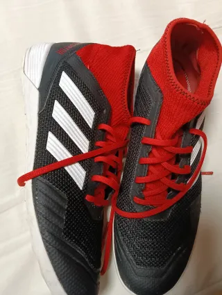 Zapatillas Adidas Negras y Rojas