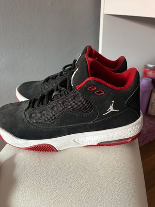 Zapatillas Jordan Negras y Rojas
