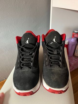 Zapatillas Jordan Negras y Rojas