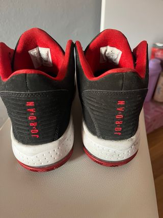 Zapatillas Jordan Negras y Rojas