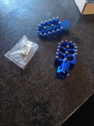 Estriberas moto azules reposapies