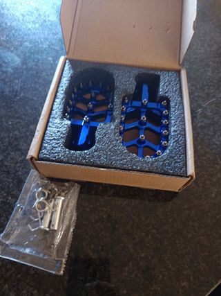 Estriberas moto azules reposapies