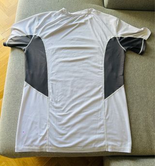 Camiseta deportiva Scalpers gris y blanca