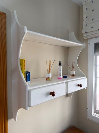 Estantería de pared con cajones