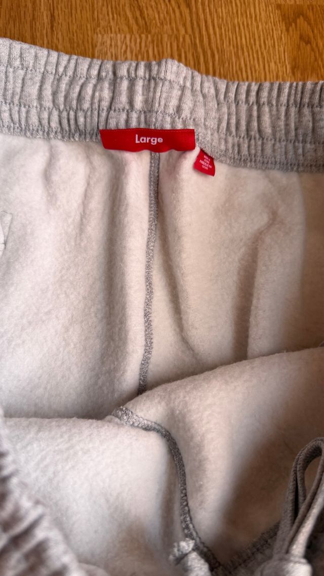 Supreme Satin Applique Sweatpants Gris Fw25