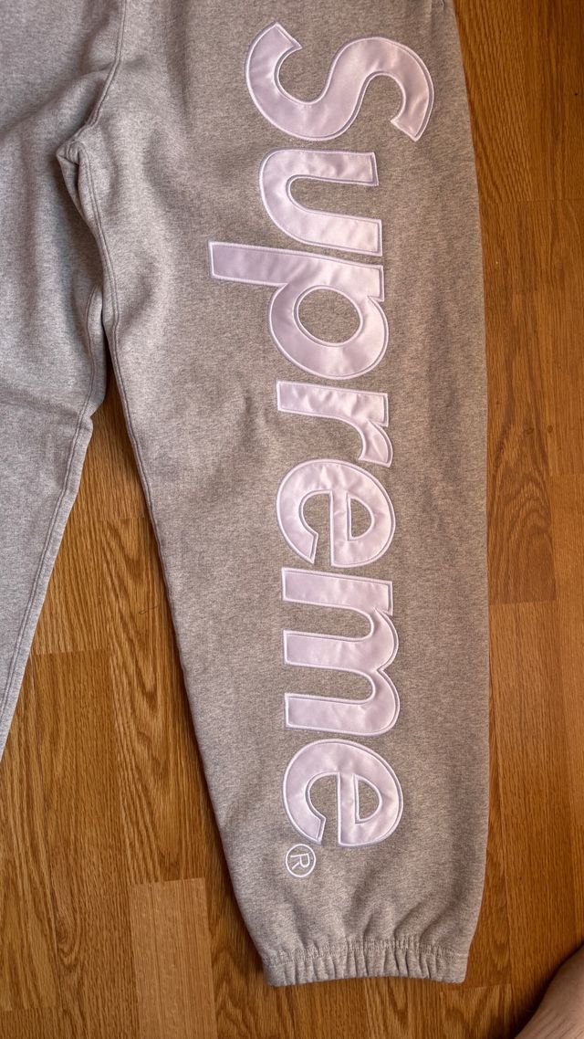Supreme Satin Applique Sweatpants Gris Fw25