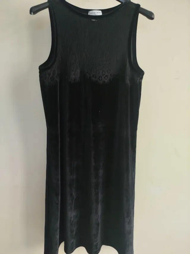 Vestito con dettagli in pizzo e velluto nero Pierr