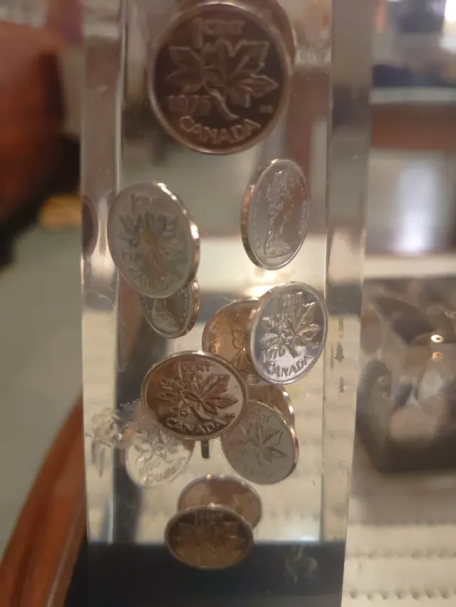 Adorno vintage monedas dentro de resina