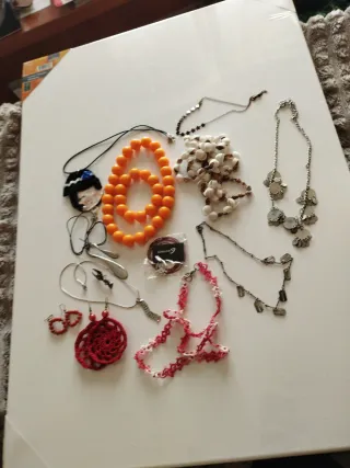 Lotto bigiotteria: collane e orecchini