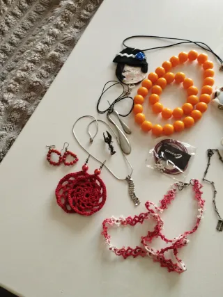 Lotto bigiotteria: collane e orecchini