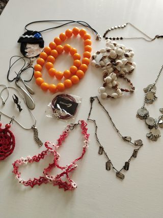 Lotto bigiotteria: collane e orecchini