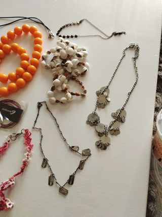 Lotto bigiotteria: collane e orecchini