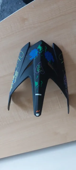 Casco de moto con diseño gráfico