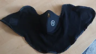 Casco de moto con diseño gráfico