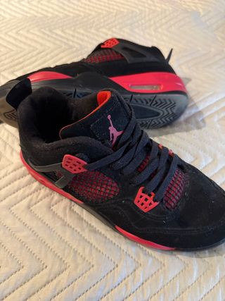 Zapatillas Jordan Negras y Rojas