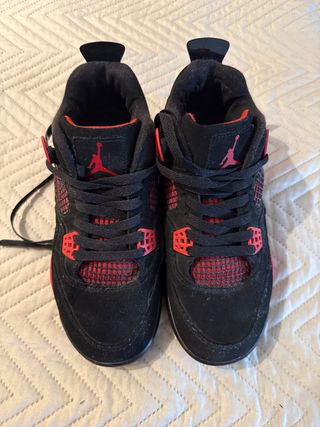 Zapatillas Jordan Negras y Rojas