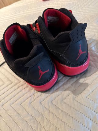Zapatillas Jordan Negras y Rojas