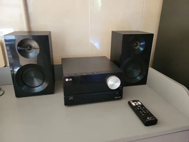 Radio LG Negra con Altavoces y Mando