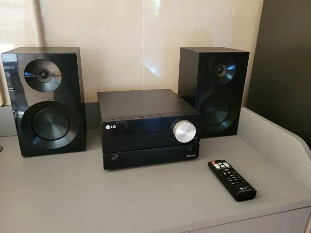 Radio LG Negra con Altavoces y Mando