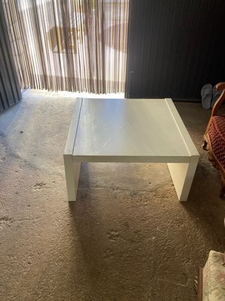Mesa baja blanca de madera