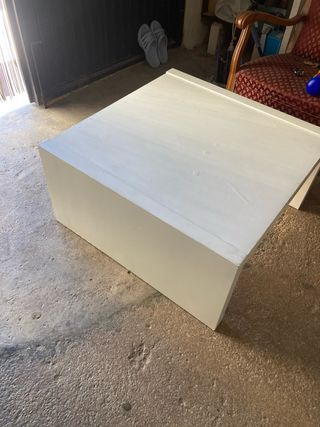 Mesa baja blanca de madera