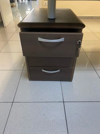 Mesa y modulo estantería de despacho