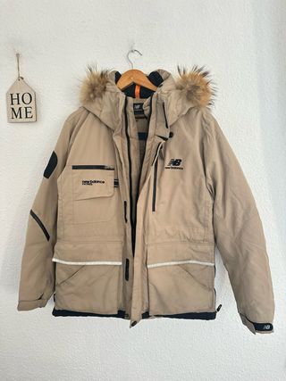 Chaqueta New Balance impermeable beige